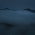 Nuvole tra i monti al termine della notte (foto di Enid Yu)